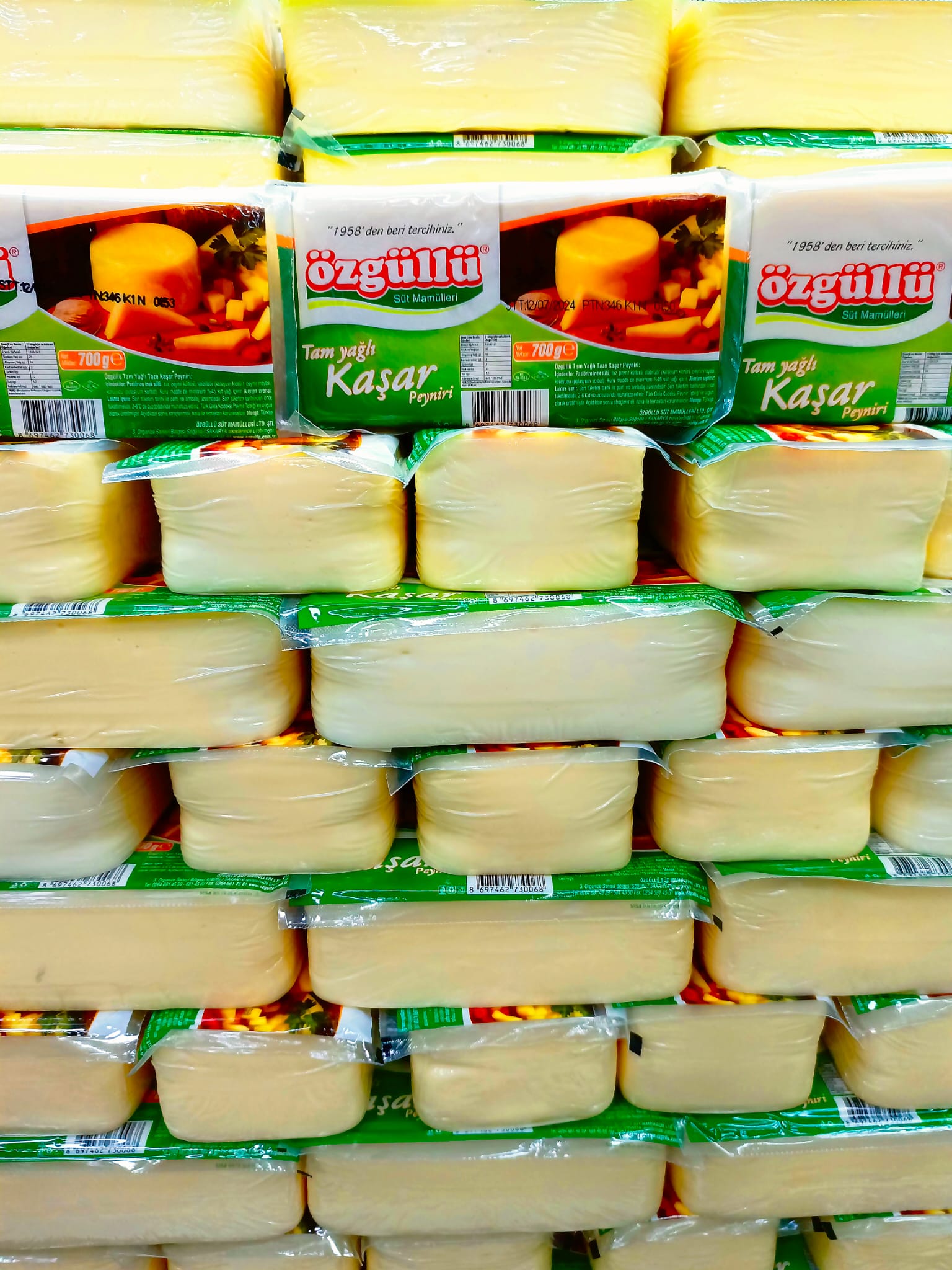 ÖZGÜLLÜ TAM YAĞLI KAŞAR PEYNİRİ 700 GR